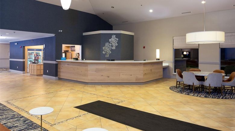 <b>Hilton Garden Inn Milwaukee/Park Place Lobby</b>. Images powered by <a href="https://iceportal.shijigroup.com/" title="IcePortal" target="_blank">IcePortal</a>.