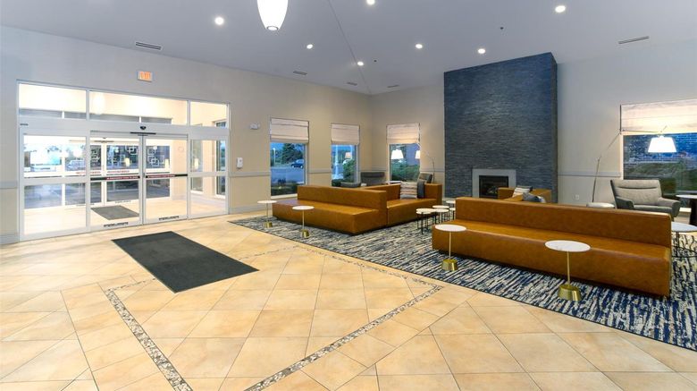 <b>Hilton Garden Inn Milwaukee/Park Place Lobby</b>. Images powered by <a href="https://iceportal.shijigroup.com/" title="IcePortal" target="_blank">IcePortal</a>.