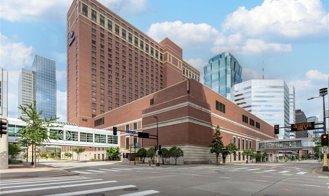 Hilton Minneapolis Exterior