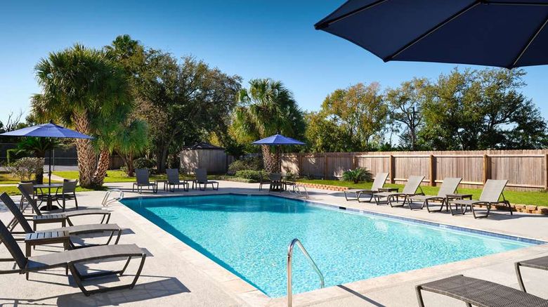 <b>Hilton New Orleans Airport Pool</b>. Images powered by <a href="https://iceportal.shijigroup.com/" title="IcePortal" target="_blank">IcePortal</a>.