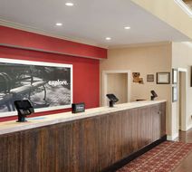 Hampton Inn & Suites Convention Center Lobby