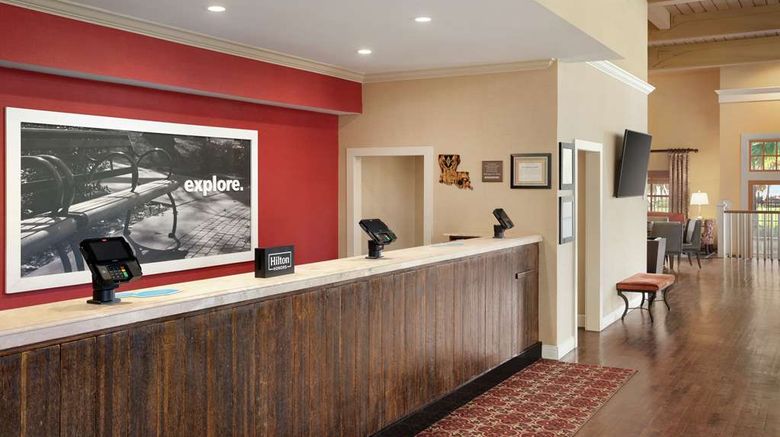 <b>Hampton Inn & Suites Convention Center Lobby</b>. Images powered by <a href="https://iceportal.shijigroup.com/" title="IcePortal" target="_blank">IcePortal</a>.