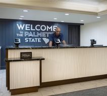 Hampton Inn & Suites Oceanfront Lobby