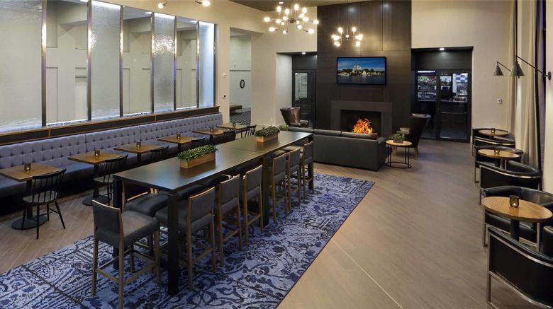 <b>Hilton Mystic Lobby</b>. Images powered by <a href="https://iceportal.shijigroup.com/" title="IcePortal" target="_blank">IcePortal</a>.
