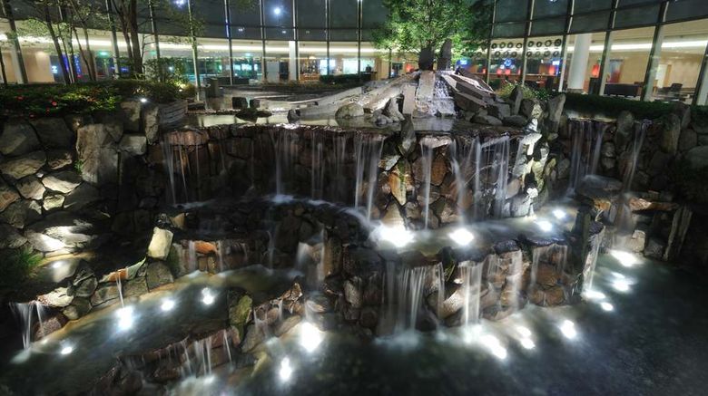 <b>Hilton Tokyo Narita Airport Lobby</b>. Images powered by <a href="https://iceportal.shijigroup.com/" title="IcePortal" target="_blank">IcePortal</a>.