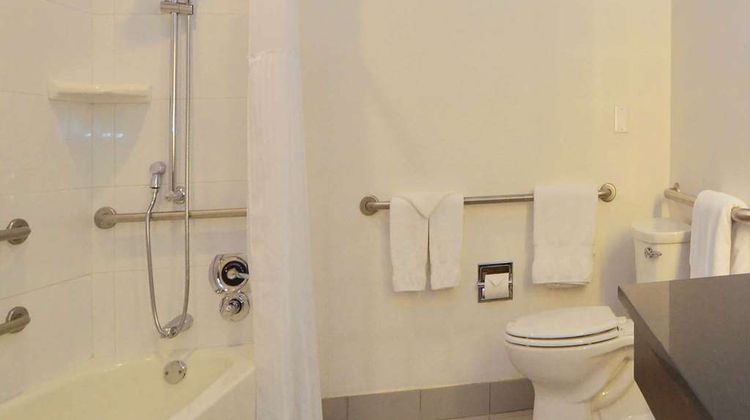 DoubleTree by Hilton Newark-Fremont Room