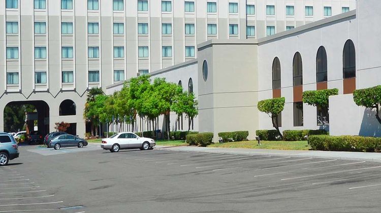 DoubleTree by Hilton Newark-Fremont Exterior