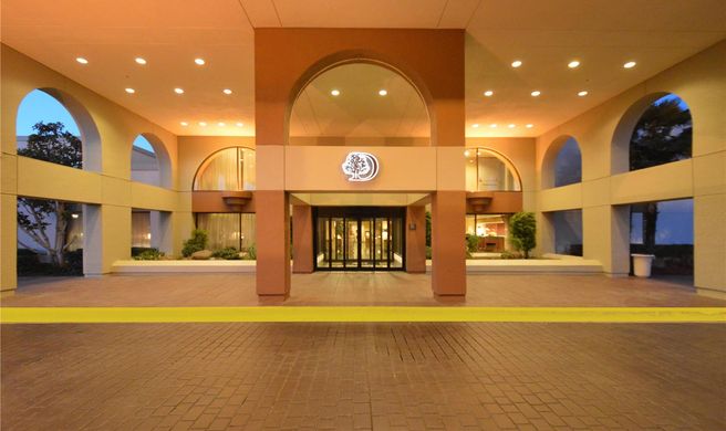 DoubleTree by Hilton Newark-Fremont Exterior