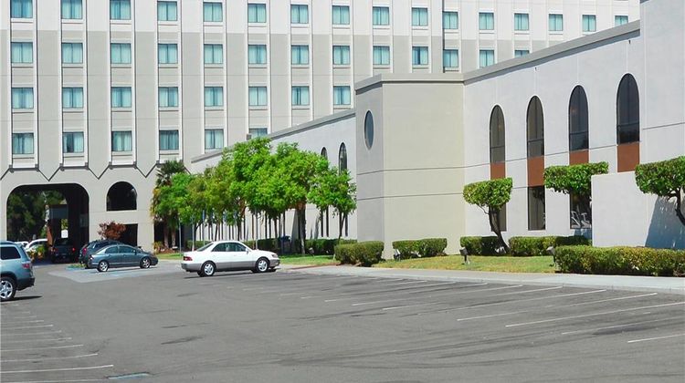 DoubleTree by Hilton Newark-Fremont Exterior