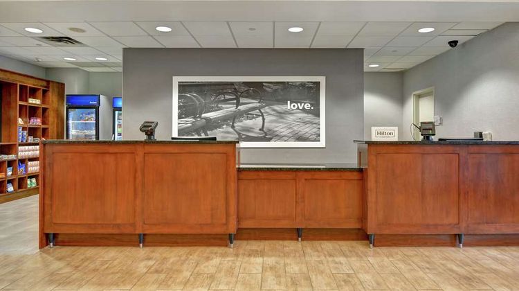 Hampton Inn & Suites Newark Riverwalk Lobby