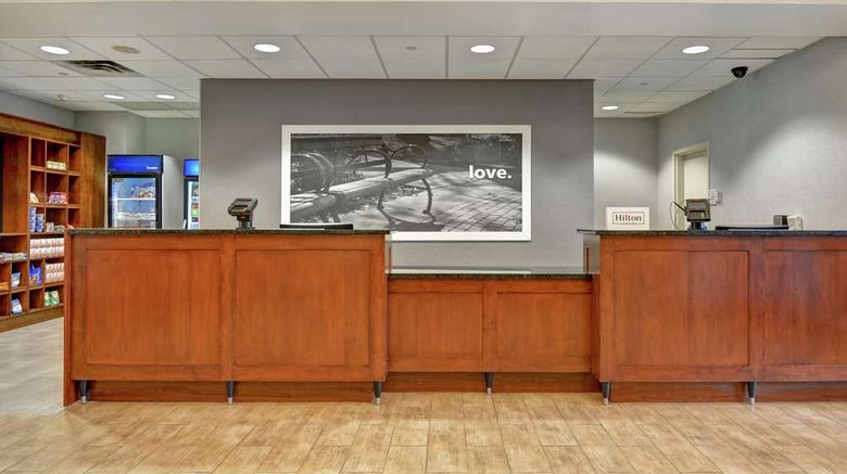 <b>Hampton Inn & Suites Newark Riverwalk Lobby</b>. Images powered by <a href="https://iceportal.shijigroup.com/" title="IcePortal" target="_blank">IcePortal</a>.
