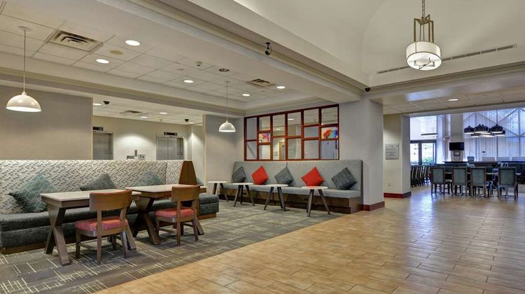 Hampton Inn & Suites Newark Riverwalk Lobby