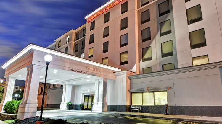 Hampton Inn & Suites Newark Riverwalk Exterior