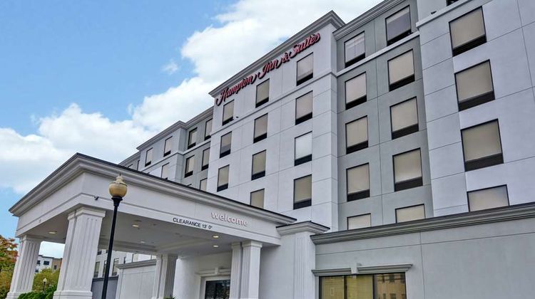 Hampton Inn & Suites Newark Riverwalk Exterior