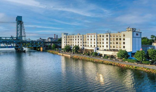 Hampton Inn & Suites Newark Riverwalk Exterior