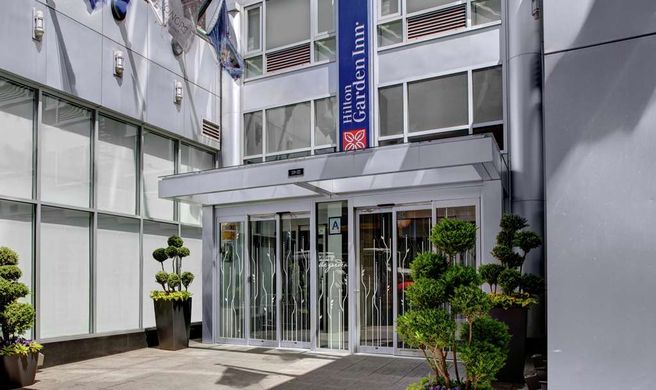 Hilton Garden Inn Chelsea Exterior