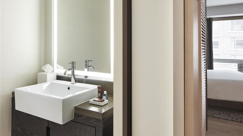 <b>Conrad New York Downtown Room</b>. Images powered by <a href="https://iceportal.shijigroup.com/" title="IcePortal" target="_blank">IcePortal</a>.