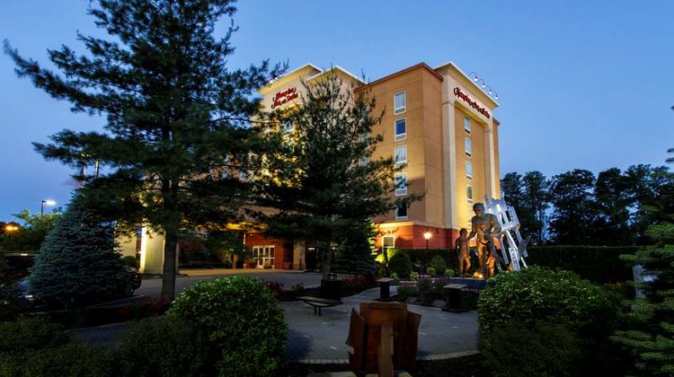 Hampton Inn & Suites Staten Island Exterior