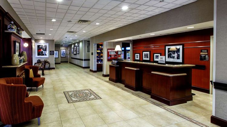Hampton Inn & Suites Staten Island Lobby