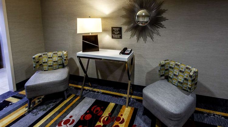 Hampton Inn & Suites Staten Island Lobby
