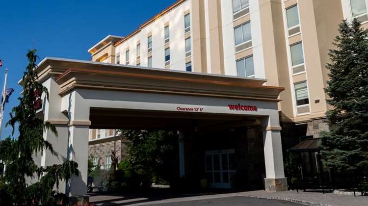 Hampton Inn & Suites Staten Island Exterior