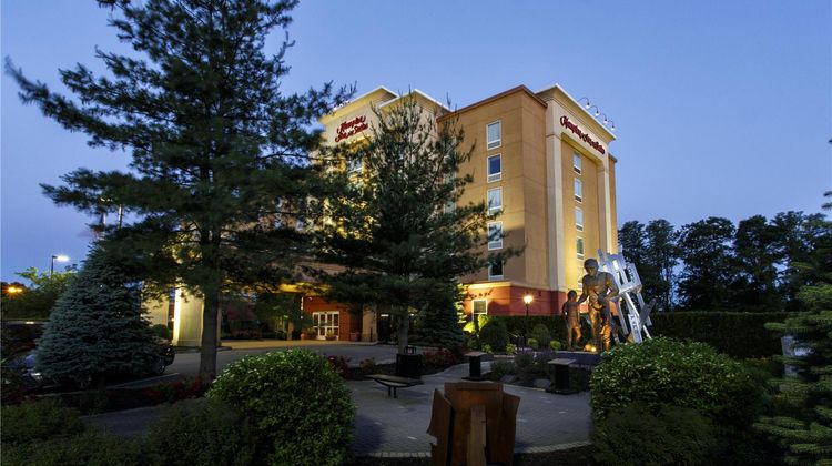 Hampton Inn & Suites Staten Island Exterior