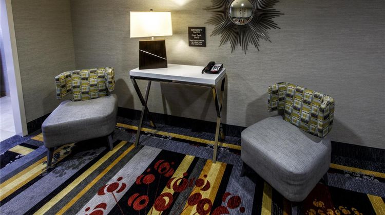 Hampton Inn & Suites Staten Island Lobby
