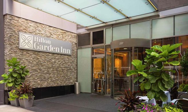 Hilton Garden Inn/Central Park South Exterior
