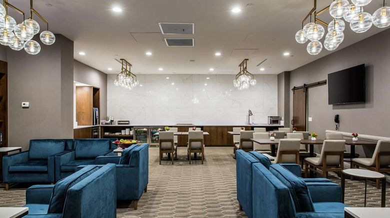 <b>Hilton Chicago/Oak Lawn Lobby</b>. Images powered by <a href="https://iceportal.shijigroup.com/" title="IcePortal" target="_blank">IcePortal</a>.