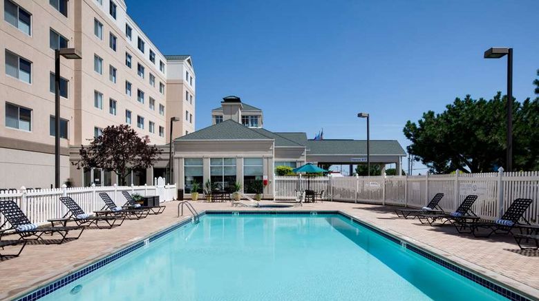 <b>Hilton Garden Inn Airport Pool</b>. Images powered by <a href="https://iceportal.shijigroup.com/" title="IcePortal" target="_blank">IcePortal</a>.