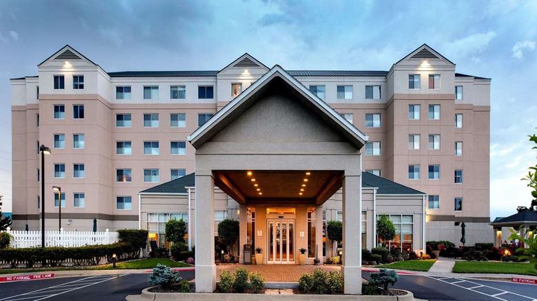 <b>Hilton Garden Inn Airport Exterior</b>. Images powered by <a href="https://iceportal.shijigroup.com/" title="IcePortal" target="_blank">IcePortal</a>.