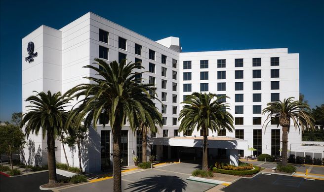DoubleTree by Hilton Irvine - Spectrum Exterior
