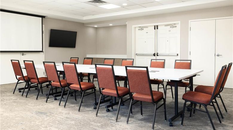<b>Hilton Garden Inn Ontario Meeting</b>. Images powered by <a href="https://iceportal.shijigroup.com/" title="IcePortal" target="_blank">IcePortal</a>.