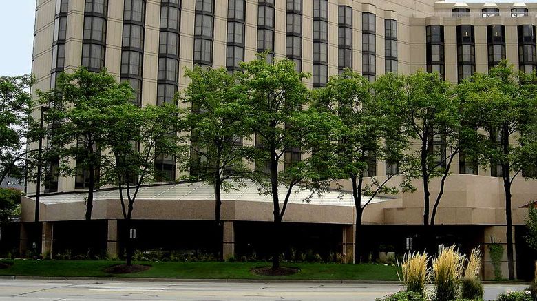 <b>Hilton Rosemont/Chicago O'Hare Exterior</b>. Images powered by <a href="https://iceportal.shijigroup.com/" title="IcePortal" target="_blank">IcePortal</a>.
