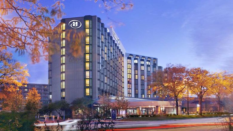 <b>Hilton Rosemont/Chicago O'Hare Exterior</b>. Images powered by <a href="https://iceportal.shijigroup.com/" title="IcePortal" target="_blank">IcePortal</a>.