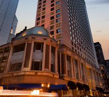 Hilton Chicago/Magnificent Mile Suites Exterior
