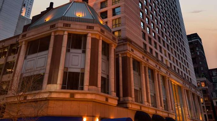 Hilton Chicago/Magnificent Mile Suites Exterior
