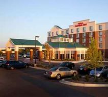 Hilton Garden Inn Naperville/Warrenville Exterior