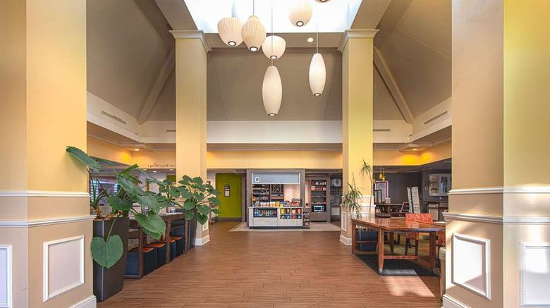 <b>Hilton Garden Inn Newport News Lobby</b>. Images powered by <a href="https://iceportal.shijigroup.com/" title="IcePortal" target="_blank">IcePortal</a>.