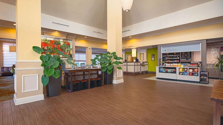 <b>Hilton Garden Inn Newport News Lobby</b>. Images powered by <a href="https://iceportal.shijigroup.com/" title="IcePortal" target="_blank">IcePortal</a>.