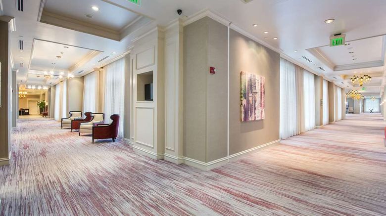<b>Hilton Garden Inn Suffolk Riverfront Lobby</b>. Images powered by <a href="https://iceportal.shijigroup.com/" title="IcePortal" target="_blank">IcePortal</a>.