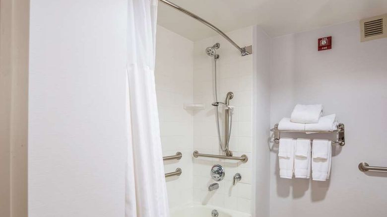 <b>Hilton Garden Inn Suffolk Riverfront Room</b>. Images powered by <a href="https://iceportal.shijigroup.com/" title="IcePortal" target="_blank">IcePortal</a>.