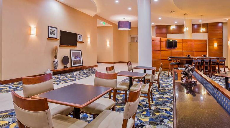 <b>Hampton Inn/Suites Downtown Waterfront Lobby</b>. Images powered by <a href="https://iceportal.shijigroup.com/" title="IcePortal" target="_blank">IcePortal</a>.