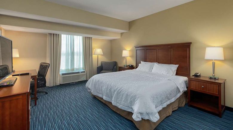 <b>Hampton Inn/Suites Downtown Waterfront Room</b>. Images powered by <a href="https://iceportal.shijigroup.com/" title="IcePortal" target="_blank">IcePortal</a>.