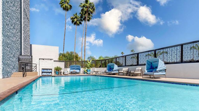 <b>Hilton Pasadena Pool</b>. Images powered by <a href="https://iceportal.shijigroup.com/" title="IcePortal" target="_blank">IcePortal</a>.