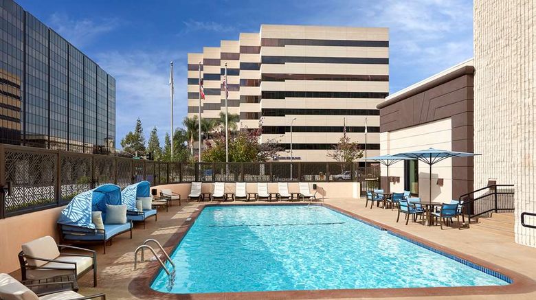 <b>Hilton Pasadena Pool</b>. Images powered by <a href="https://iceportal.shijigroup.com/" title="IcePortal" target="_blank">IcePortal</a>.