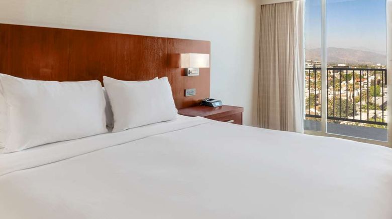 <b>Hilton Pasadena Room</b>. Images powered by <a href="https://iceportal.shijigroup.com/" title="IcePortal" target="_blank">IcePortal</a>.