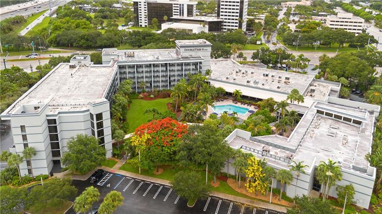 <b>Doubletree Hotel Palm Beach Gardens Exterior</b>. Images powered by <a href="https://iceportal.shijigroup.com/" title="IcePortal" target="_blank">IcePortal</a>.