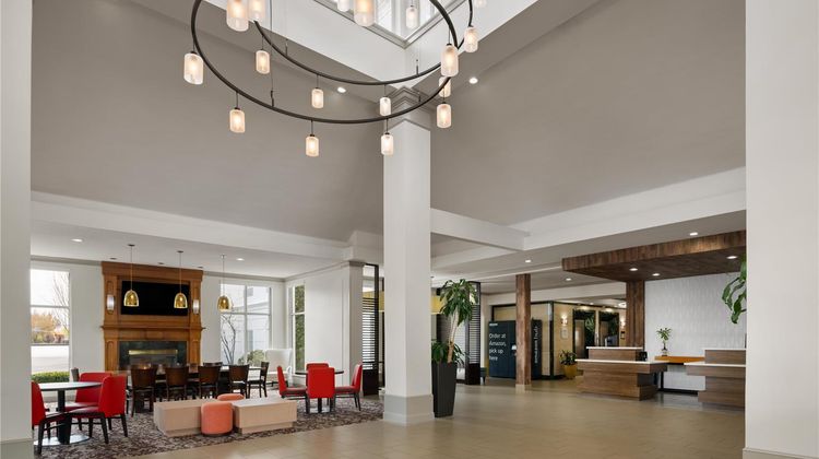 Hilton Garden Inn Portland Airport Lobby