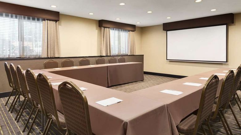 <b>Hampton Inn Portland-Clackamas Meeting</b>. Images powered by <a href="https://iceportal.shijigroup.com/" title="IcePortal" target="_blank">IcePortal</a>.